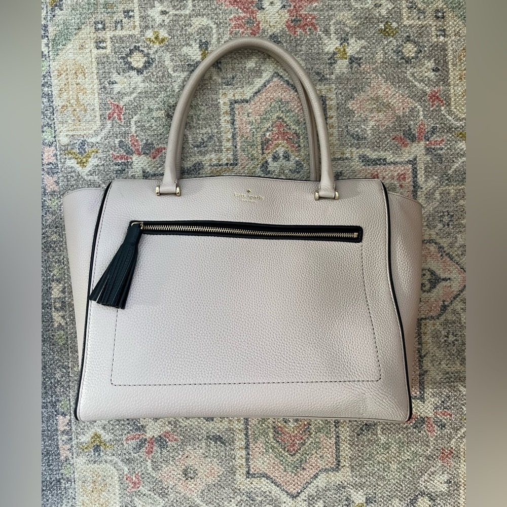 Kate spade large tote purse. Great condition.